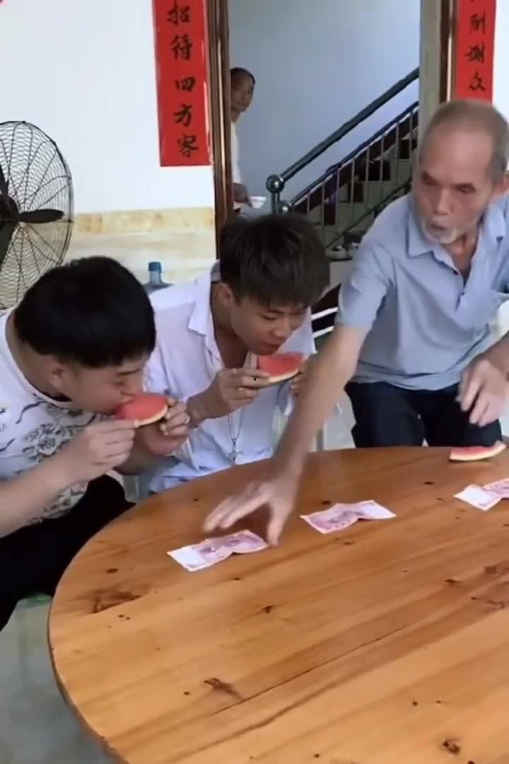 爷爷吃瓜面搞笑视频,笑料横生欢乐多