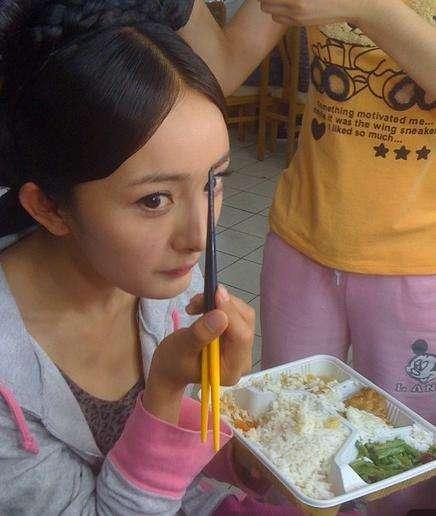 明星片场吃盒饭,盒饭中的明星日常