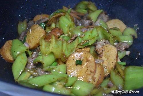 美女吃哈密瓜和香辣猪肝,美女品尝哈密瓜与香辣猪肝的视觉盛宴