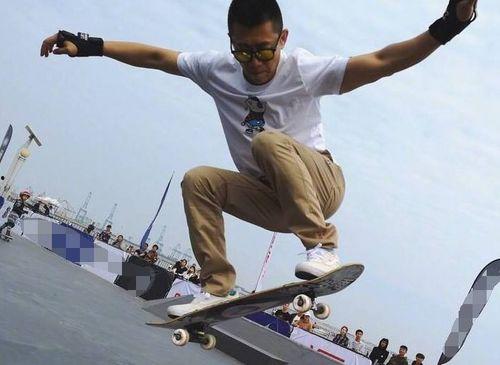 会滑板的明星,运动与时尚的完美融合
